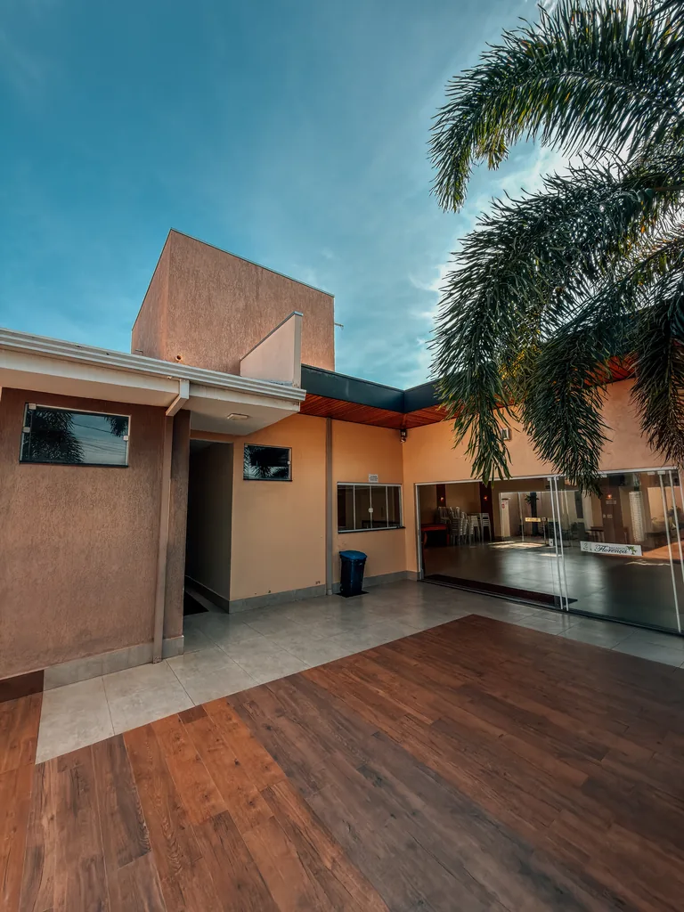 Área externa pavimentada com deck e acesso aos ambientes de apoio